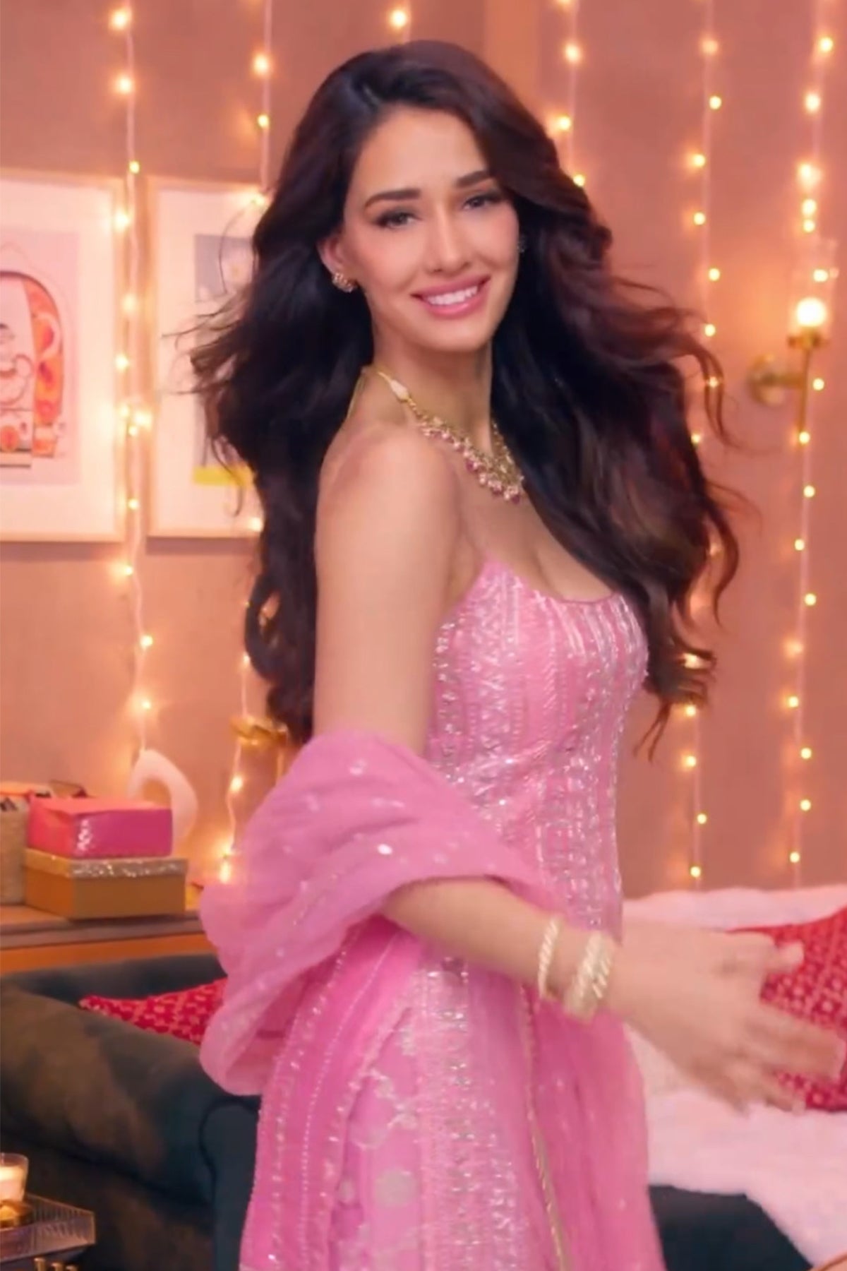 Disha Patani in Thea Pallazo
– Chamee an...